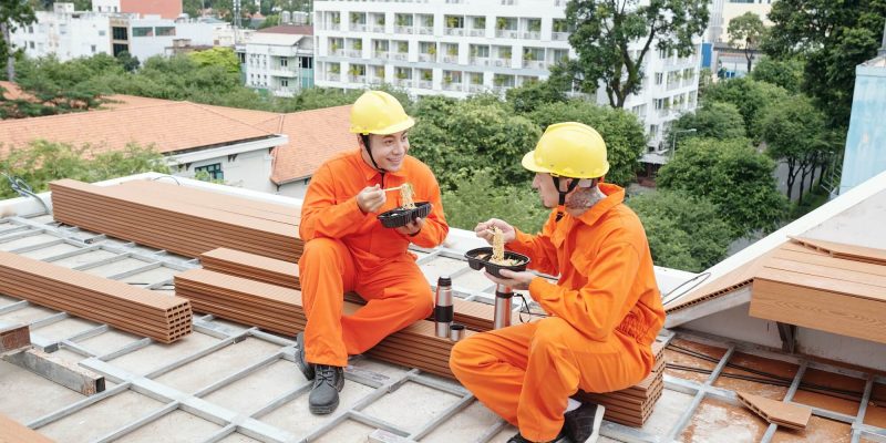 roofing-contractors-having-lunch-1.jpg